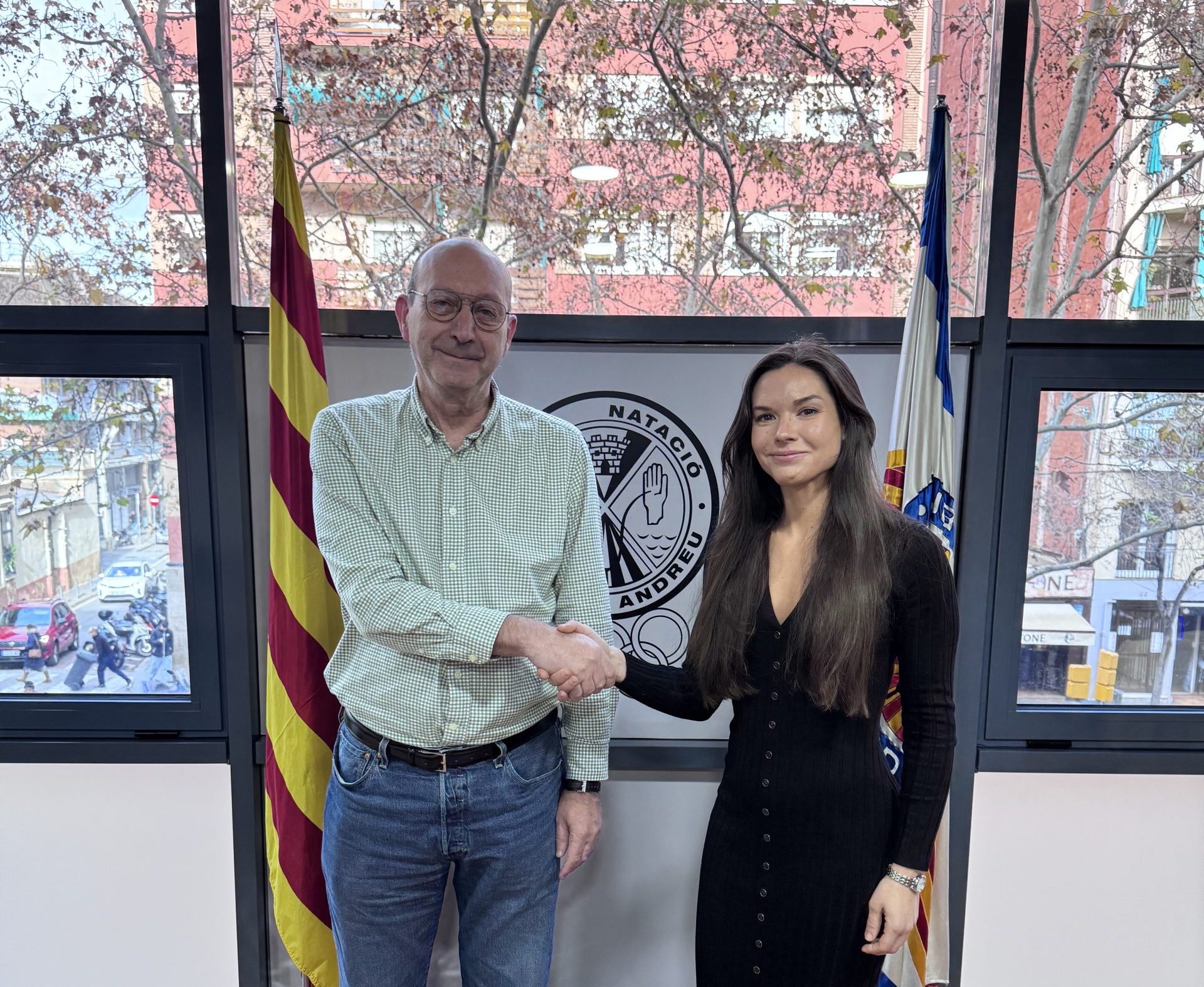 Alba Valero, fundadora de QUIMI-REACH, firma el acuerdo de patrocinio con el Club Natació Sant Andreu para la Christmas Cup de Waterpolo Femenino